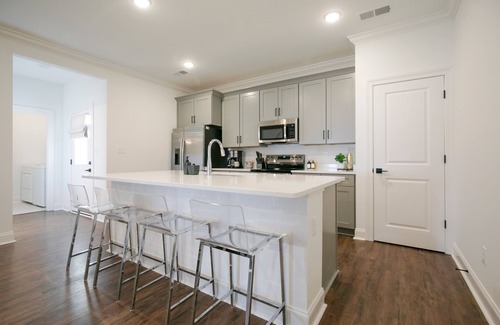 Oxford House | The Hurley, 3BR Cozy Townhouse by VelvetDitchVilla