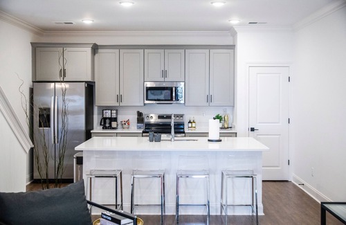 Oxford House | The Hurley, 3BR Cozy Townhouse by VelvetDitchVilla