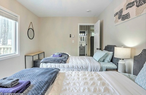 Lake Ariel Cabin | THE HUT HOUSE-3 BR/3 BATH, GAME ROOM, MASSAGE CHAIR IN BEAUTIFUL LAKE ARIEL