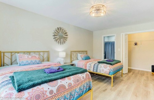 Lake Ariel Cabin | THE HUT HOUSE-3 BR/3 BATH, GAME ROOM, MASSAGE CHAIR IN BEAUTIFUL LAKE ARIEL