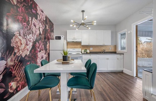East Kootenay Apartment | The Icon | Historic Suite | Board Games | Downtown