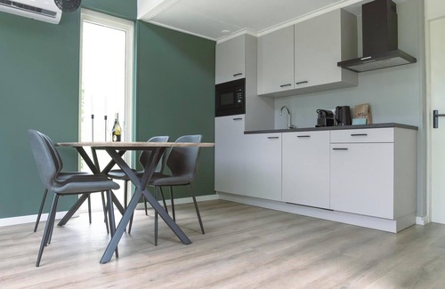 Nieuw Heeten House | The IJssel Luxe bungalow offers luxury and tranquility in nature for 4 people, with modern amenities and a beautiful terrace.