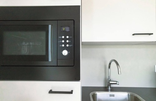 Nieuw Heeten House | The IJssel Luxe bungalow offers luxury and tranquility in nature for 4 people, with modern amenities and a beautiful terrace.