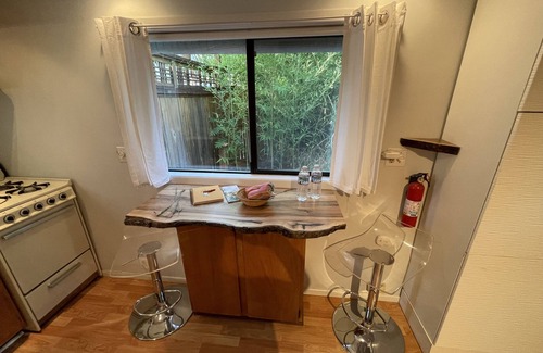 Siskiyou-Hargadine Historic District Cottage | The Indigo Cottage 5 Min walk to Downtown Ashland