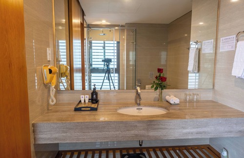 Ninh Kieu Hotel | The IRIS Signature Hotel & Spa