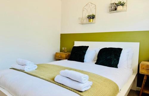 Cambridge House | The Jade House - Cambridge Rental with Garden and BBQ, Near City Centre