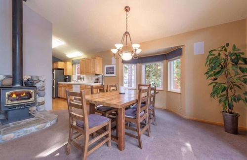 Lake Forest Cabin | The Jay Chalet