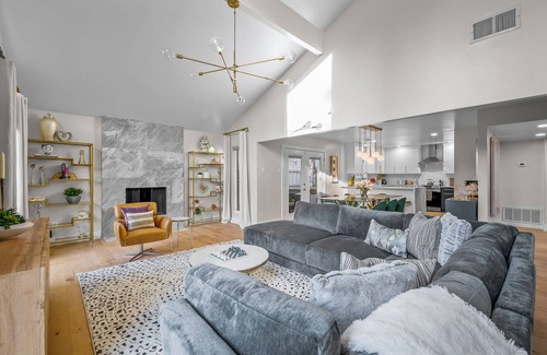 Oak Lawn House | The Jewel-Modern Retreat, Hot Tub, Night Life