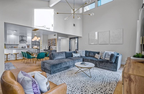 Oak Lawn House | The Jewel-Modern Retreat, Hot Tub, Night Life