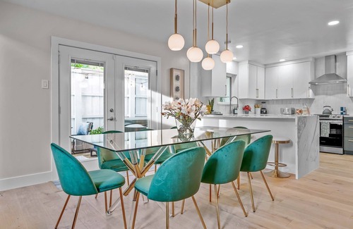 Oak Lawn House | The Jewel-Modern Retreat, Hot Tub, Night Life