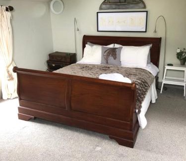 Tarporley Apartment | The Jockey Room Hideaway