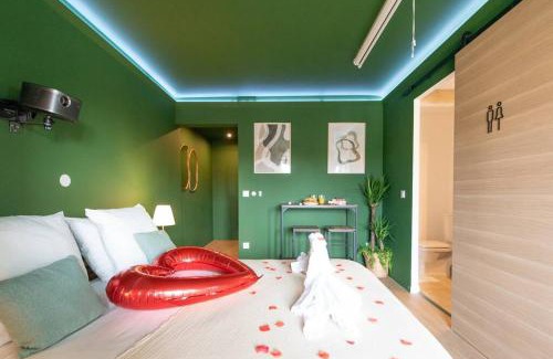 Prado - Republique Apartment | The Jungle - Jacuzzi, Sauna & Projector