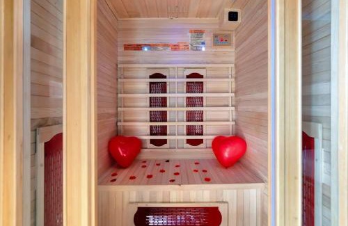 Prado - Republique Apartment | The Jungle - Jacuzzi, Sauna & Projector