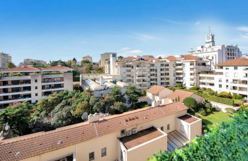 Prado - Republique Apartment | The Jungle - Jacuzzi, Sauna & Projector