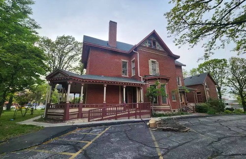 Downtown Springfield House | The Keet McElhany Mansion- Historic 5 bed Heart of Downtown