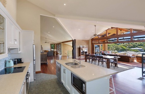 Avoca Beach House | The Keluarga House - Gorgeous Avoca Beach Views