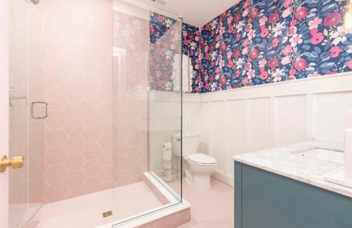 Downtown Louisville Apartment | The Kentucky Rose by Hollyhock suites