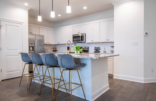 Oxford Condo | The Kiff Inn – Modern 3BR Condo Sleeps 9, Ensuite Bathrooms & Pool