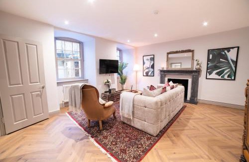Upper Town Apartment | The Kings Courtyard Apartment