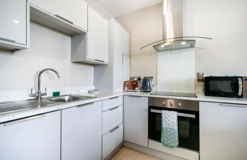 Belfast Apartment | The Klimt- 1Bd Stylish Ap - Gold Short Term Stays