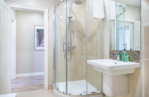 Belfast Apartment | The Klimt- 1Bd Stylish Ap - Gold Short Term Stays