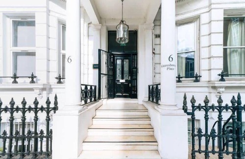 Kensington Apartment | The Knaresborough - Small Double Room