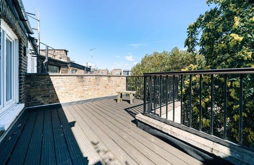 Kensington Apartment | The Knaresborough - Stylish Studio with Balcony