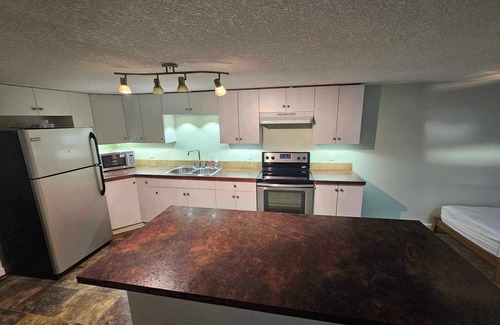 Hinton Cabin | The Knotty Pine - Lower East Suite