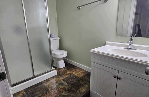 Hinton Cabin | The Knotty Pine - Lower East Suite