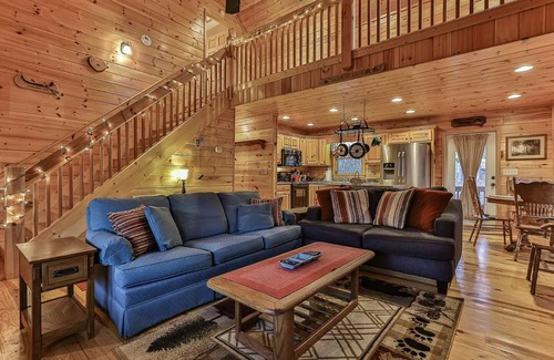 Ellijay Cabin | "The Knotty Pine" - Your perfect cabin getaway!