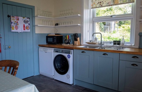 Blairgowrie Cottage | The Knowe - newly renovated, 2 bedroom, rural cottage sleeping up to 6