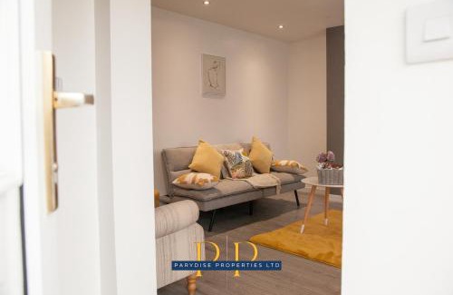 Newcastle-Under-Lyme Apartment | The Knutton House - Spacious & Elegant 3BR By Parydise Properties - Leisure & Business Stays - Sleeps 7