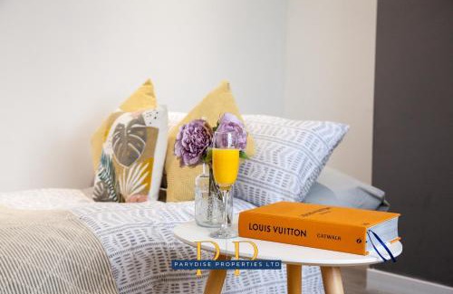 Newcastle-Under-Lyme Apartment | The Knutton House - Spacious & Elegant 3BR By Parydise Properties - Leisure & Business Stays - Sleeps 7