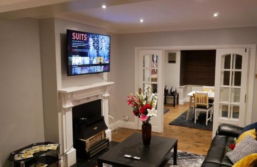 Barrow-on-Trent House | The Kyoto House - Four Spacious Cosy Bedrooms I Netflix & Large Rooms