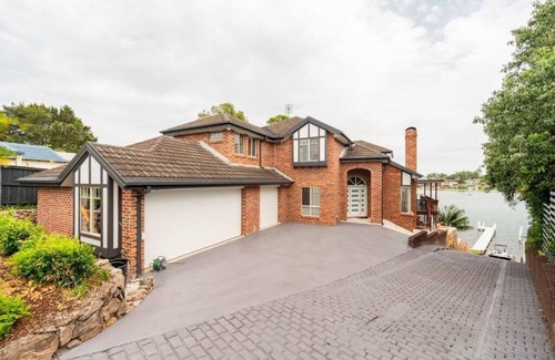 Buttaba House | The Lake House at Lake Macquarie - Waterfront 5 Bedroom Luxury Home With Jetty