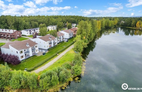 Northeast Anchorage House | The Lake House, Beautiful Midtown Home, close to Airport, Downtown & U/Med