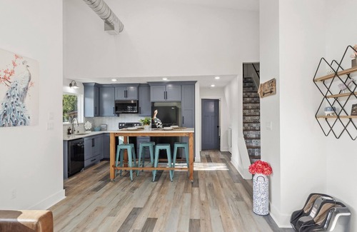 Somerville Cottage | The Lake House, Pond, 3 Min to Lake, Pets Ok