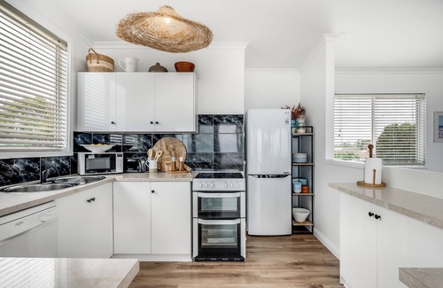 Aldinga Beach House | The Landing, Aldinga Beach | Beachfront, Pool Wood fire, Mclaren Vale Wineries