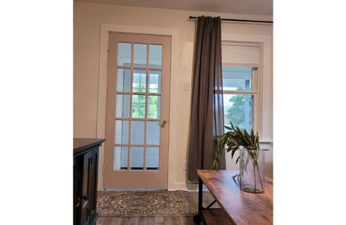 Laurium House | The Landing Spot / Cheerful & bright renovated 3 bdrm home