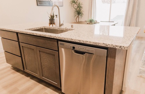 Tri-Cities House | The Landon- Stylish Townhouse-Centrally Located.
