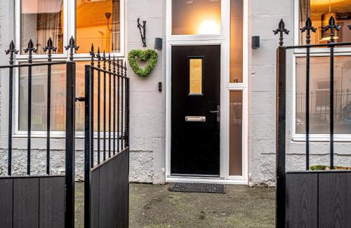 Kirkcaldy Apartment | The Lang Toun Bothy- by the Sea & Near Edinburgh
