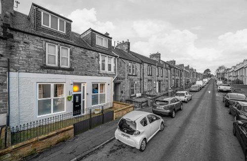 Kirkcaldy Apartment | The Lang Toun Bothy- by the Sea & Near Edinburgh