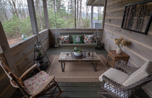 Dahlonega Cabin | The Laurel: a unique mountain experience near waterfalls, wineries, and weddings