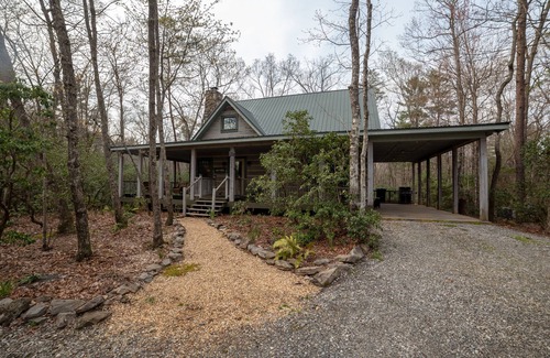 Dahlonega Cabin | The Laurel: a unique mountain experience near waterfalls, wineries, and weddings