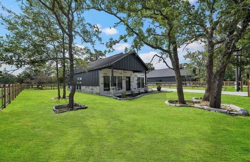 Somerville House | The Lazy Joey, Stylish New 3/2 Near Round Top, Lake Somerville & Aggie Game Day!