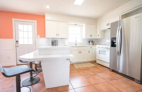 Bowie House | The “LBK Peach" 4/3 home near TTU & med dist.