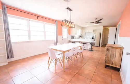 Bowie House | The “LBK Peach" 4/3 home near TTU & med dist.