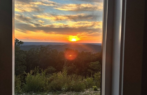 Fort Payne Cabin | The Ledge on Lookout! 2 Bedroom brow cabin with private hot tub and a view!