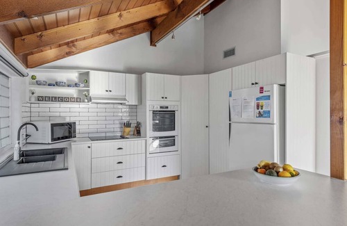 Mollymook Beach House | The Lighthouse Mollymook - 4BR/Pets/Beach