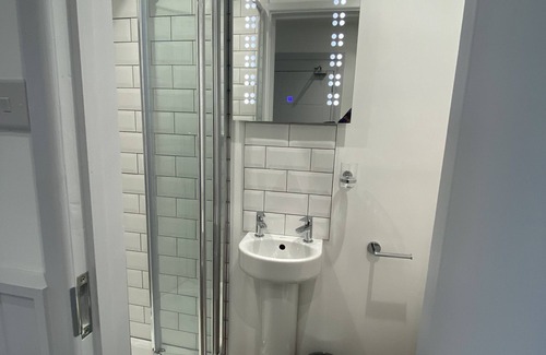 Paignton Apartment | The Lighthouse Studio Apartment @ Sunnybeach is ideal for a couple with many attractions nearby, you